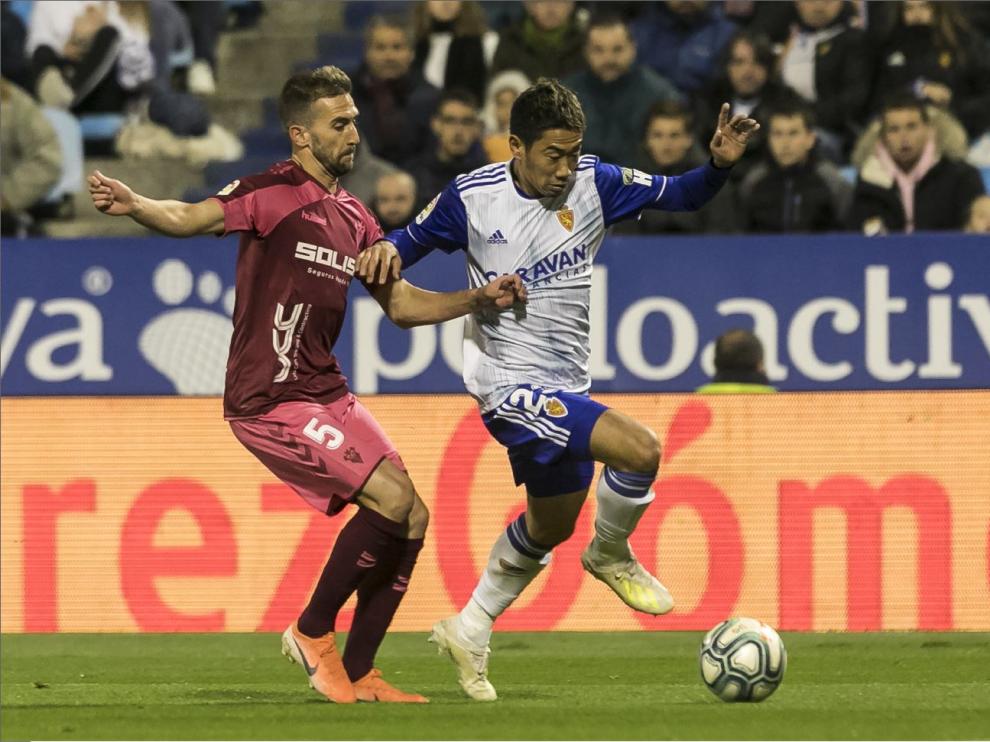 Kagawa, en el último partido en La Romareda ante el Albacete, pelea el balón con el exzaragocista Benito.