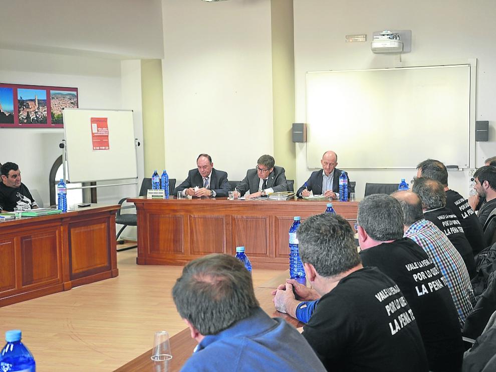 La plataforma de los trabajadores de las subcontratas reunida ayer con Arturo Aliaga.