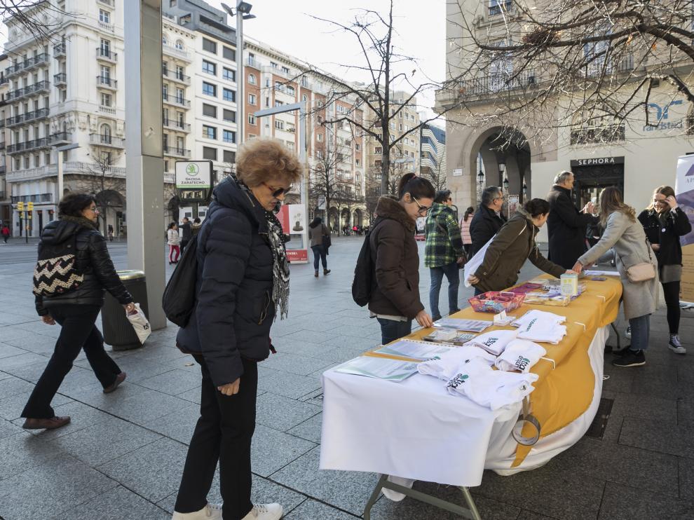 Mesa informativa de los trastornos de conducta alimentaria en plaza de España