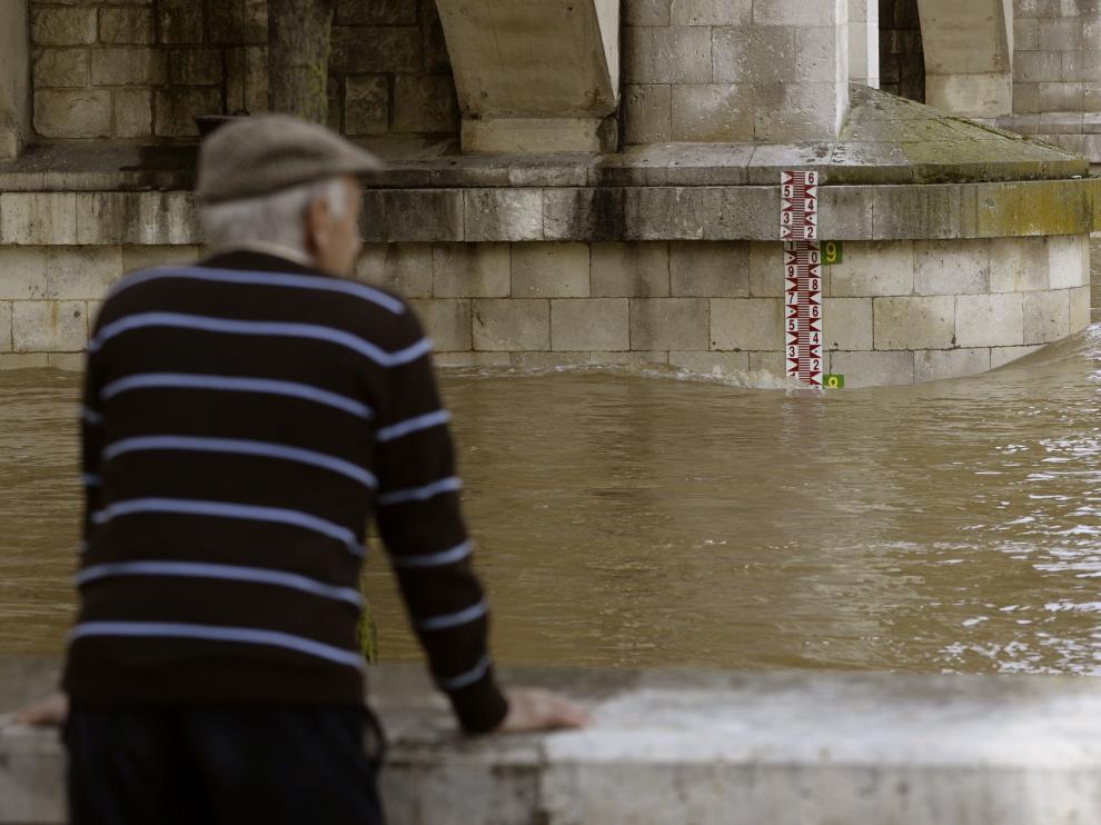 El río Pisuerga, con amplio caudal, a su paso por Valladolid en una imagen de archivo.