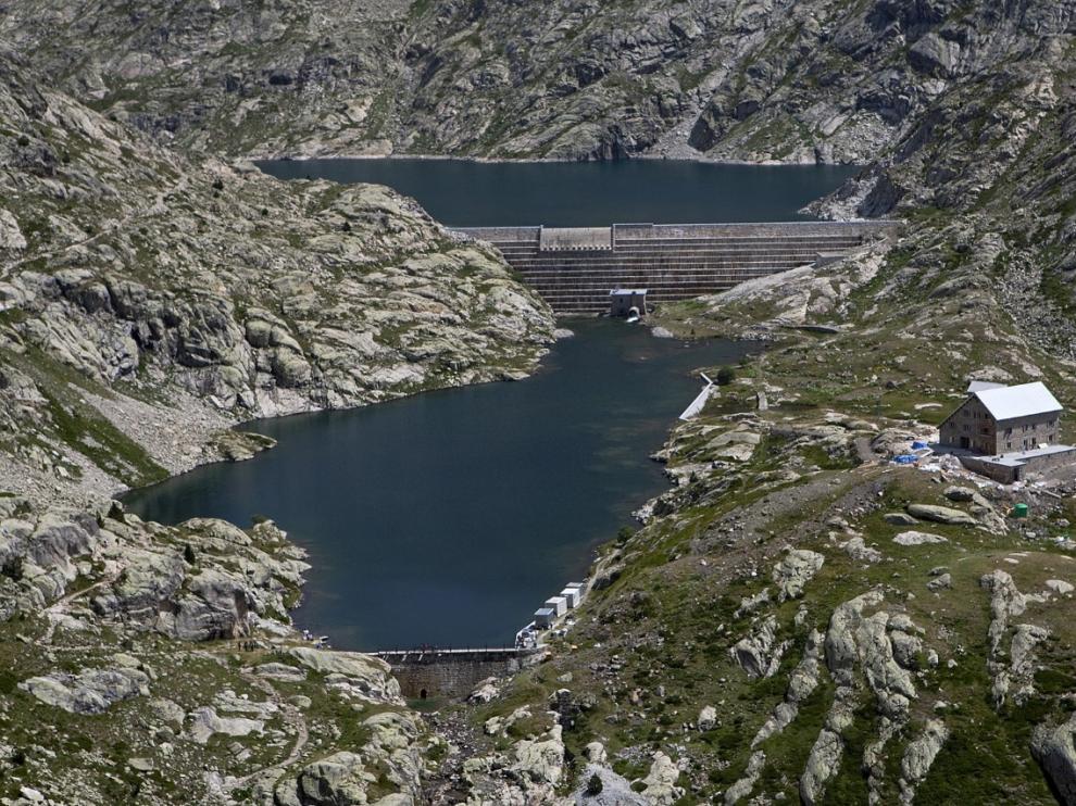 Una de las presas, situada junto al refugio de los Ibones de Bachimaña, a 2.200 metros.