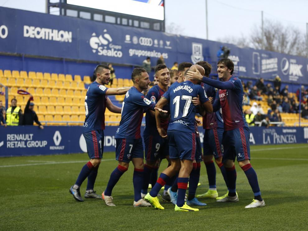 Los jugadores de la SD Huesca celebran uno de sus goles ante el Alcorcón.
