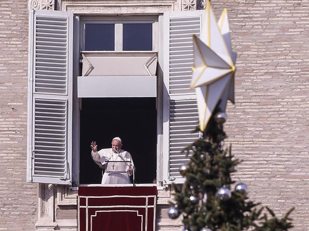 El Papa Francisco durante su salida al balcón este domingo, en Roma, donde ha realizado las declaraciones sobre la Navidad.
