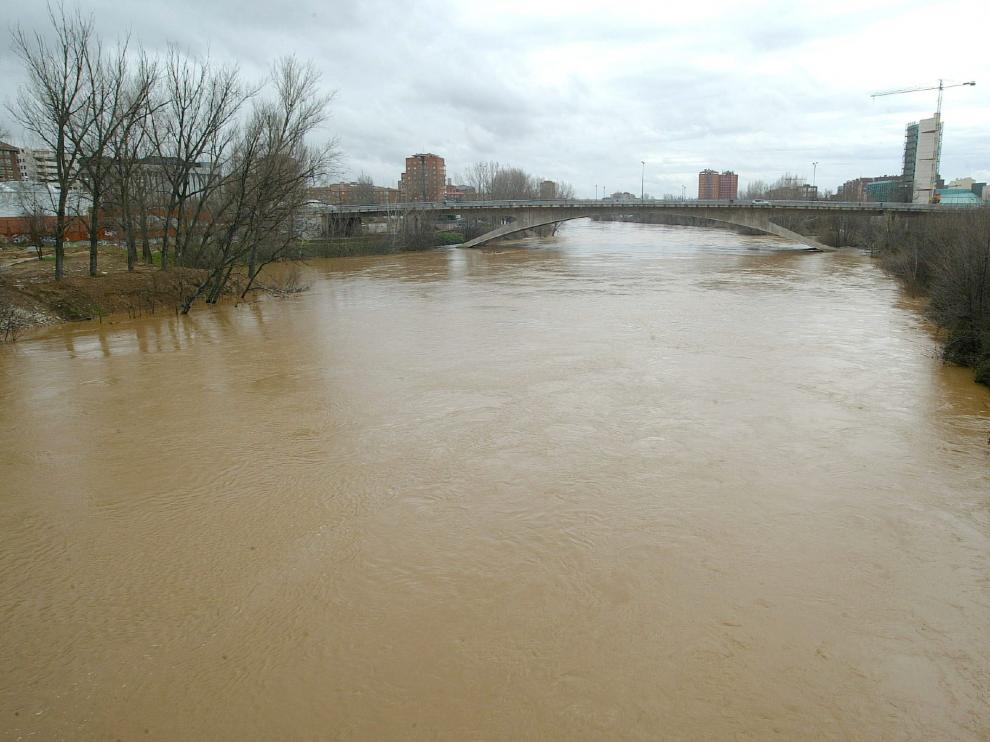 Imagen de archivo del río Pisuerga, en plena crecida, a su paso por Valladolid.