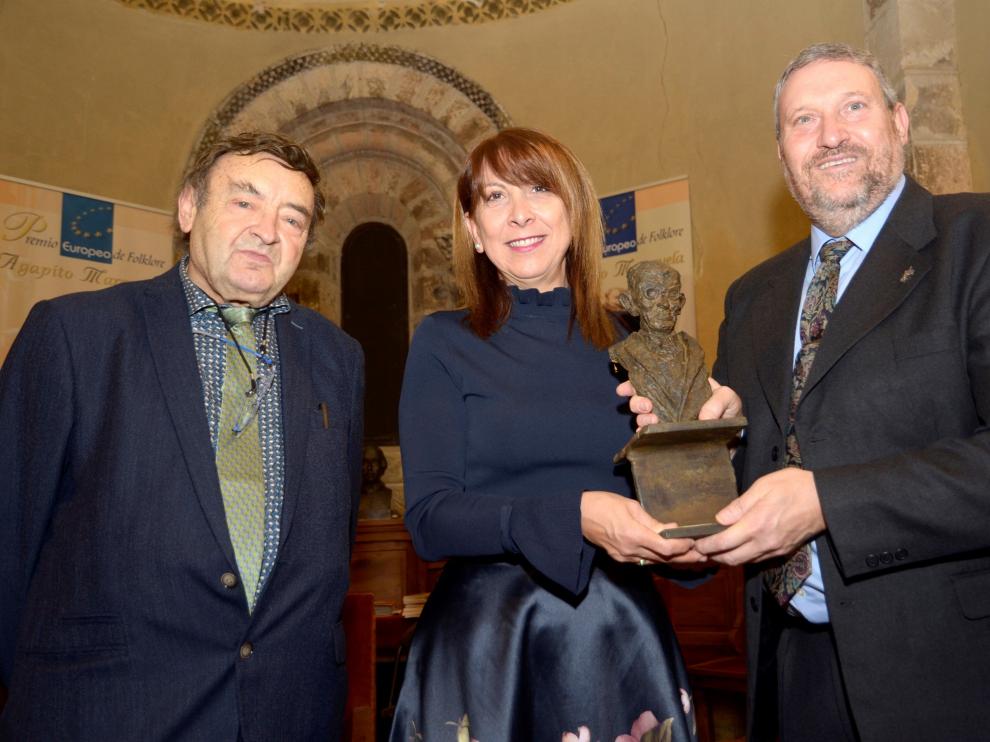 La alcaldesa de Sabiñánigo, Berta Fernández, recibe el premio europeo 'Agapito Marazuela' en presencia del escultor Orensanz (izquierda).
