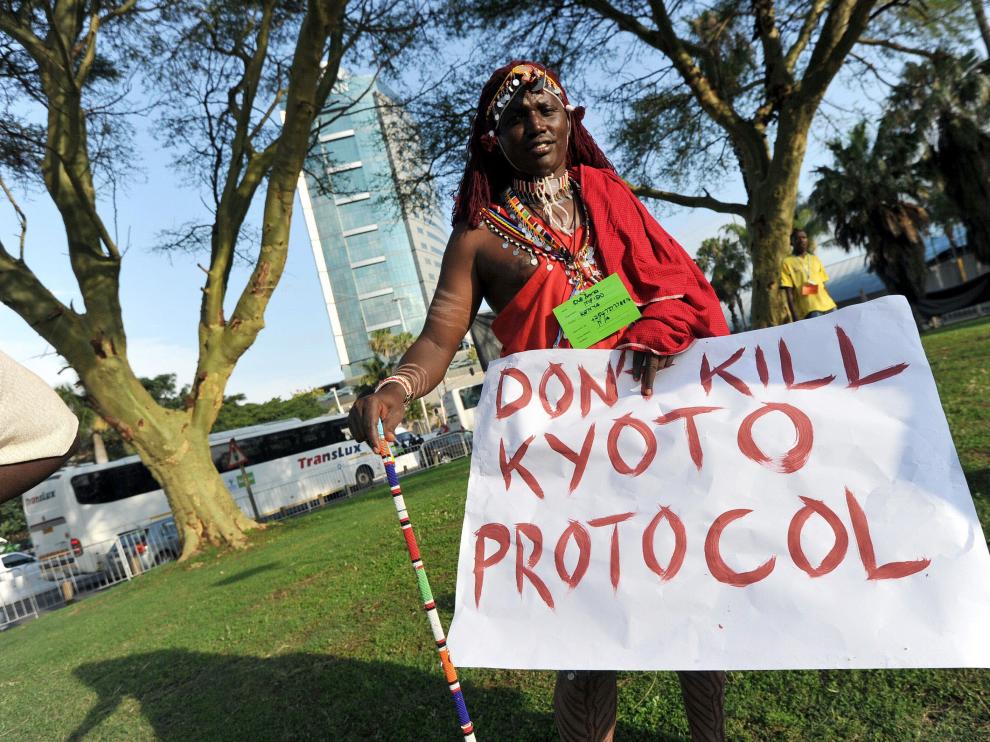 Un miembro de la tribu masai protesta durante la cumbre de Durban en 2011.
