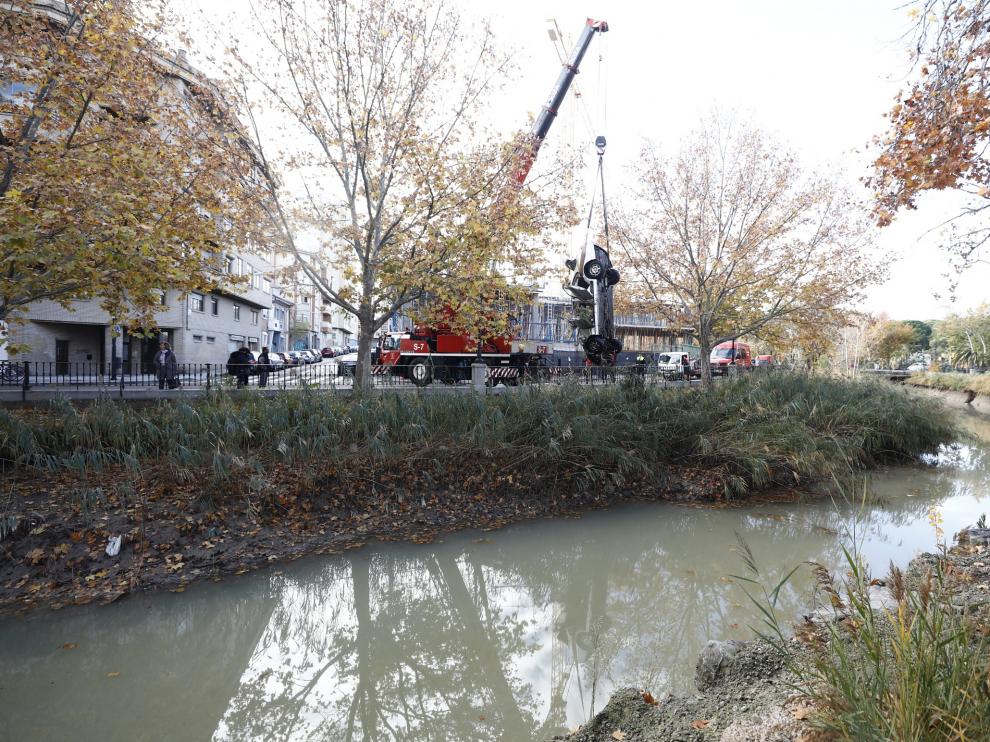 Un vehículo ha sufrido un vuelco y ha caído al Canal a primera hora de la mañana de este domingo. Su conductor ha tenido que ser rescatado. Los Bomberos han sacado el coche este domingo por la mañana.