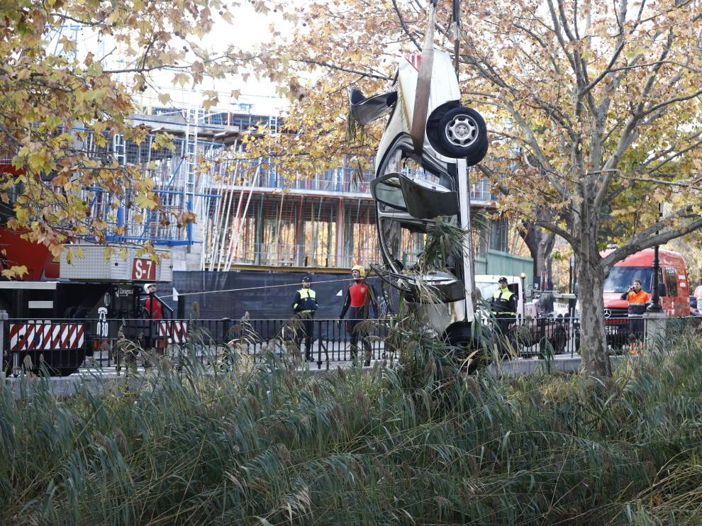 Un vehículo ha sufrido un vuelco y ha caído al Canal a primera hora de la mañana de este domingo. Su conductor ha tenido que ser rescatado. Los Bomberos han sacado el coche este domingo por la mañana.