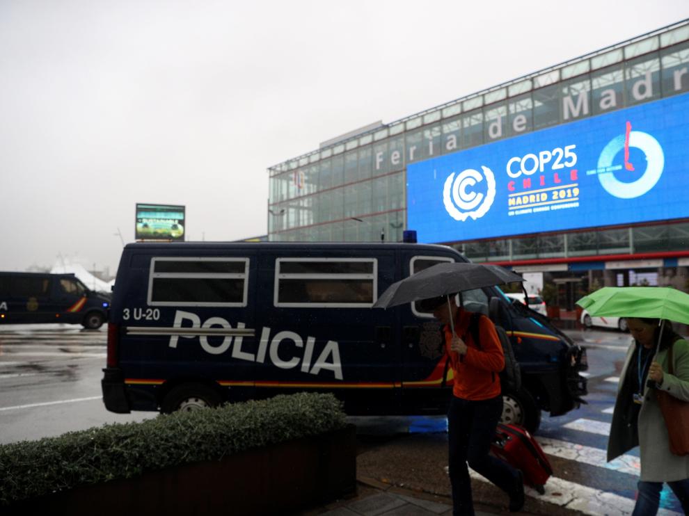 Vehículos policiales que forman parte del dispositivo de seguridad.