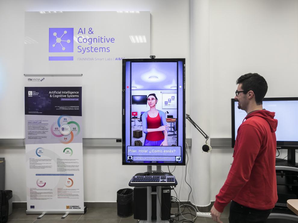 Los chatbots, como Pilar, desarrollado por Itainnova, son programas que simulan una conversación.