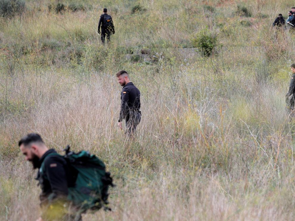 Miembros de la Guardia Civil buscan a la joven desaparecida, el viernes en Manuel (Valencia).