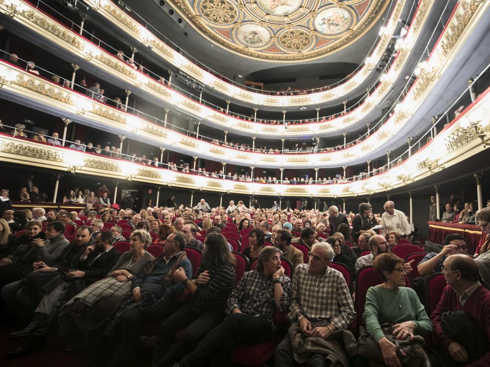 El cantautor aragonés Joaquín Carbonell ha celebrado sus 50 años sobre los escenarios en el Teatro Principal de Zaragoza