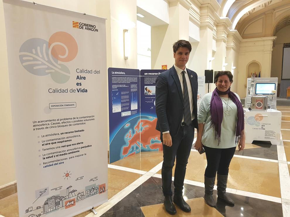 Fermín Serrano y Marta de Santos en la exposición 'Calidad del aire es calidad de vida'.