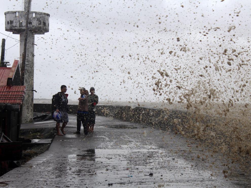 Habitantes de Calabanga, en Filipinas, ven las altas olas que presagian la llegada del tifón