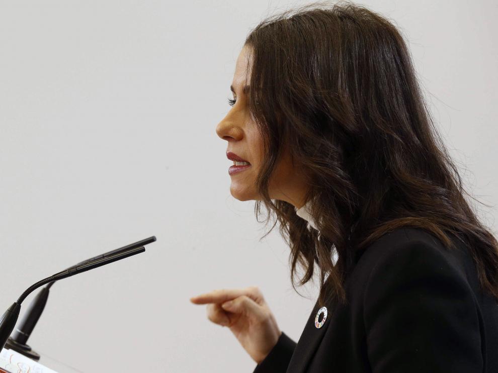 La portavoz de Ciudadanos en el Congreso, Inés Arrimadas, este lunes, durante la rueda de prensa que ha ofrecido en la Cámara Baja, para pedir al líder socialista, Pedro Sánchez, una reunión a tres, también con el presidente del PP