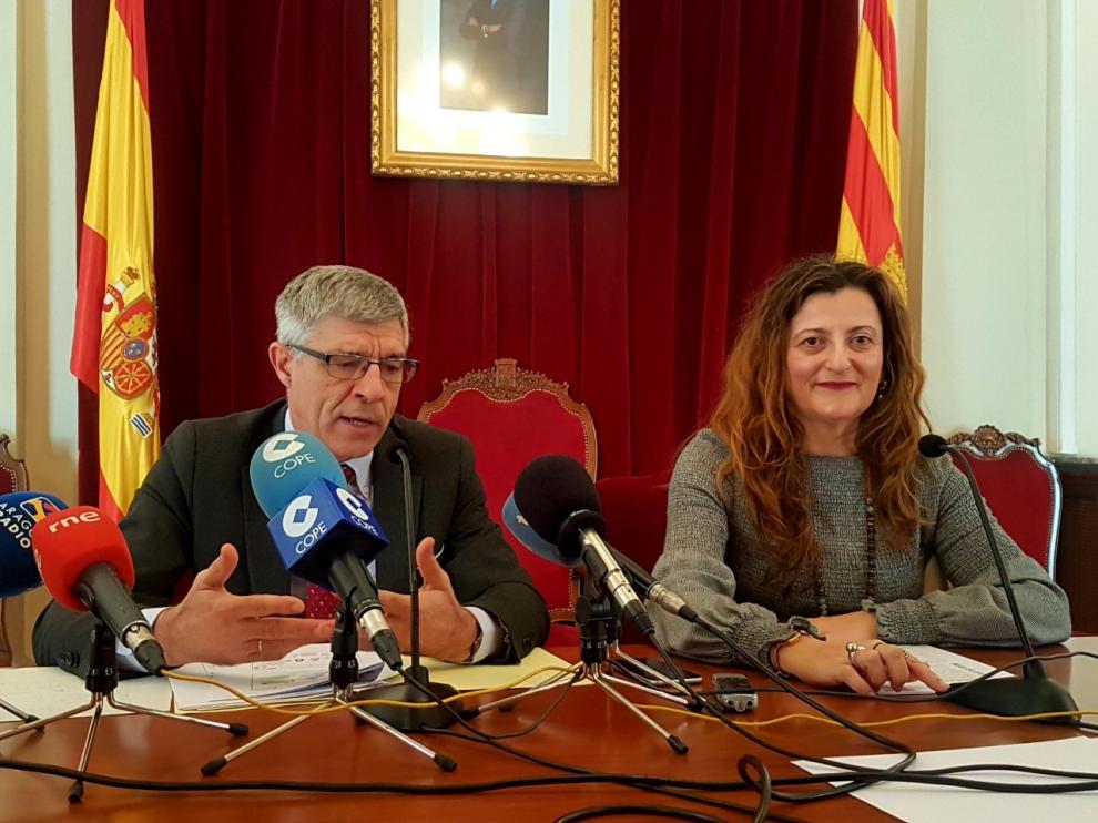 La subdelegada del Gobierno en Huesca, Isabel Blasco, junto al director provincial de TGSS, Alfonso Ramos