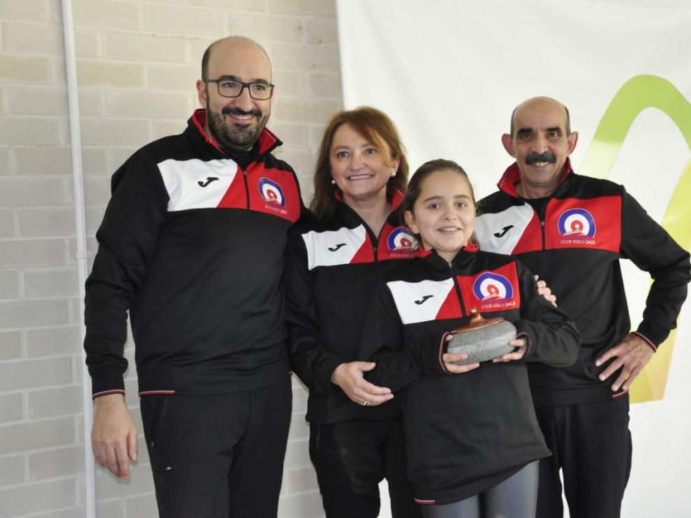 Lucas Munuera, Elsa Fumanal, Aurora Tesa y Domingo Hernández, del Jaca Red, en el podio, con el trofeo por el tercer puesto