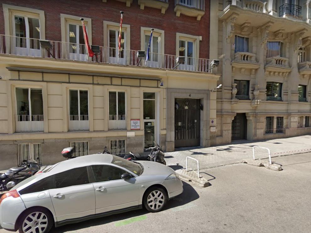 Número 4 de la calle de Alcalá Galiano de Madrid, donde ha ocurrido el desprendimiento.