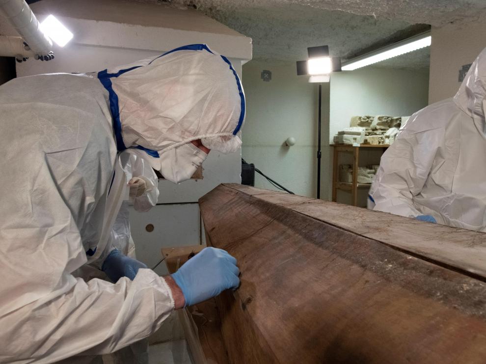 Científicos franceses, hace unos días, durante la apertura del féretro de Montaigne en el Museo de Aquitania