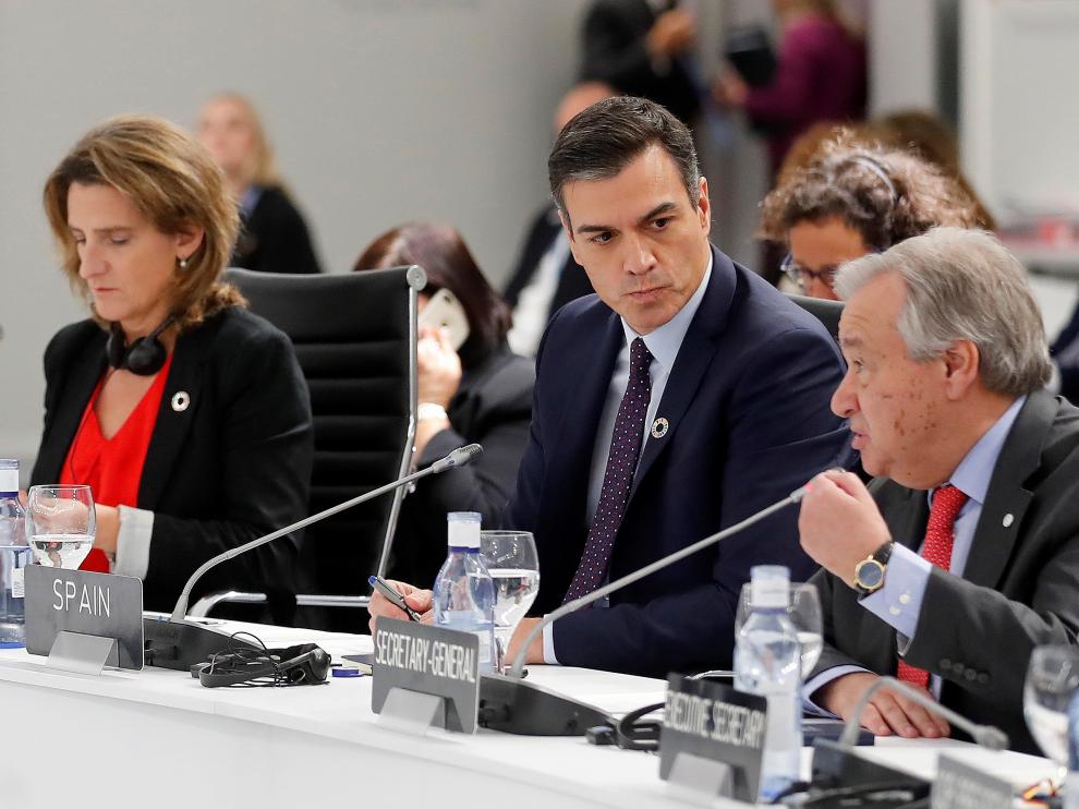 Teresa Rivera, Pedro Sánchez y Teresa Ribera en la COP25 este lunes.