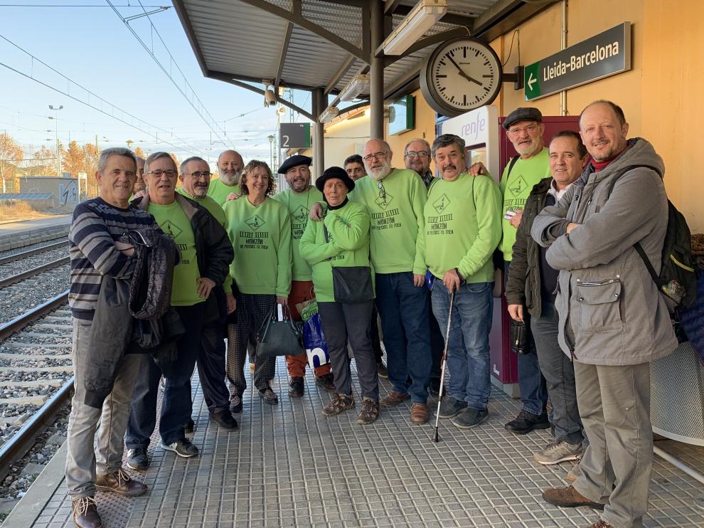 Un grupo de montisonenses viajó este fin de semana a Zaragoza para recoger firmas y dar visibilidad a la campaña.