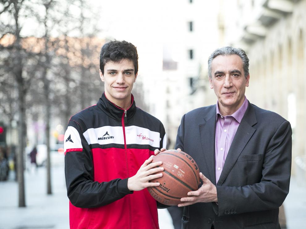 Carlos Alocén, con su padre Alberto, en una foto de 2016 cuando el base de Casademont se estrenó en la Liga ACB.