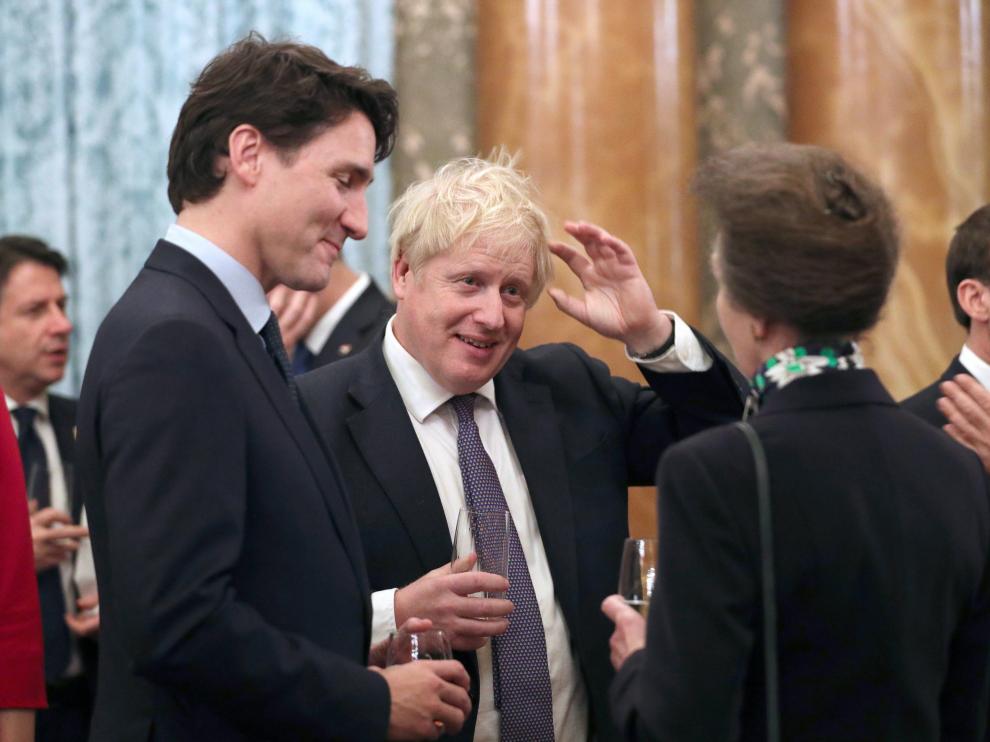 London (United Kingdom), 03/12/2019.- Britain's Anne, The Princess Royal (R) talks with British Prime Minister Boris Johnson (C) and Canadian Prime Minister Justin Trudeau (L), during a reception at Buckingham Palace, London, as leaders gather to mark 70 years of the alliance during the NATO Summit in London, Britain, 03 December 2019. NATO countries' heads of states and governments gather in London for a two-day meeting. (Reino Unido, Londres) EFE/EPA/Yui Mok / POOL Meeting of NATO Heads of State and Government London