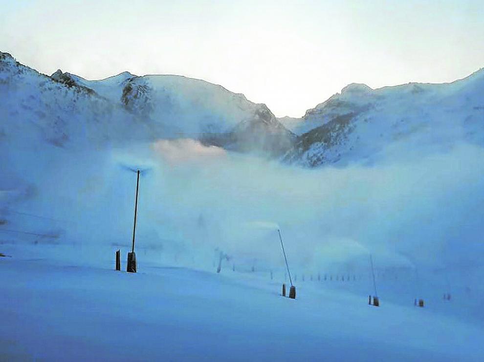 Candanchú continúa fabricando nieve para ofrecer las mejores condiciones este puente.