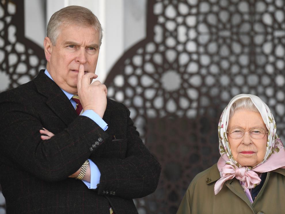 El Príncipe Andrés junto a su madre, la reina Isabel II de Inglaterra.