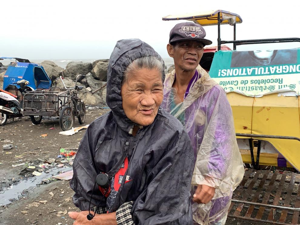 El tifón Kammuri azota Filipinas, en la imagen dos habitantes de la ciudad de Cavite