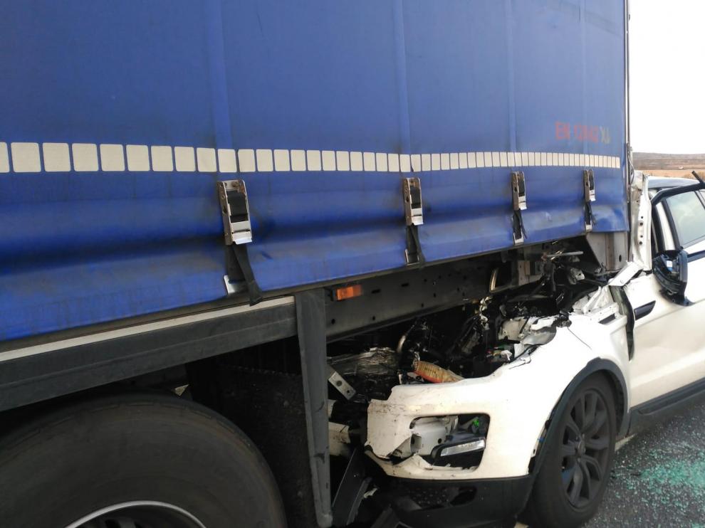 El vehículo ha quedado incrustado en la parte trasera del camión.