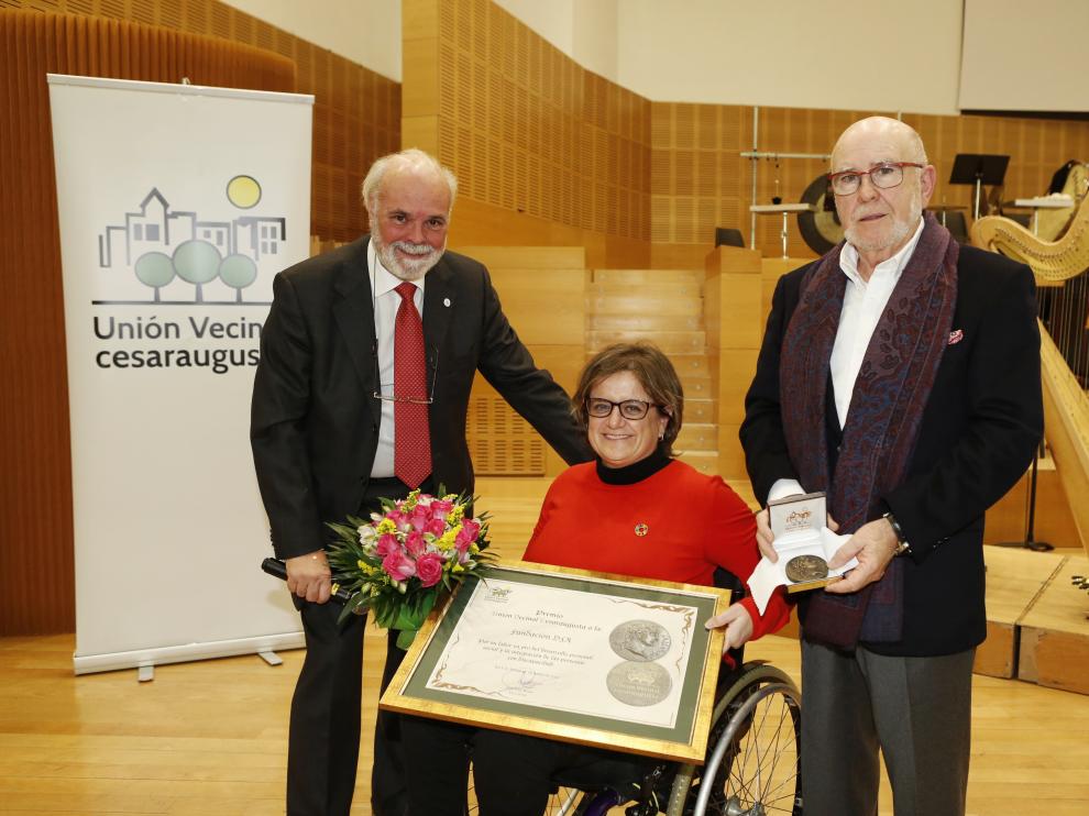 Marta Valencia, presidenta de DFA, ha recibido el Premio Unión Vecinal Cesaraugusta.