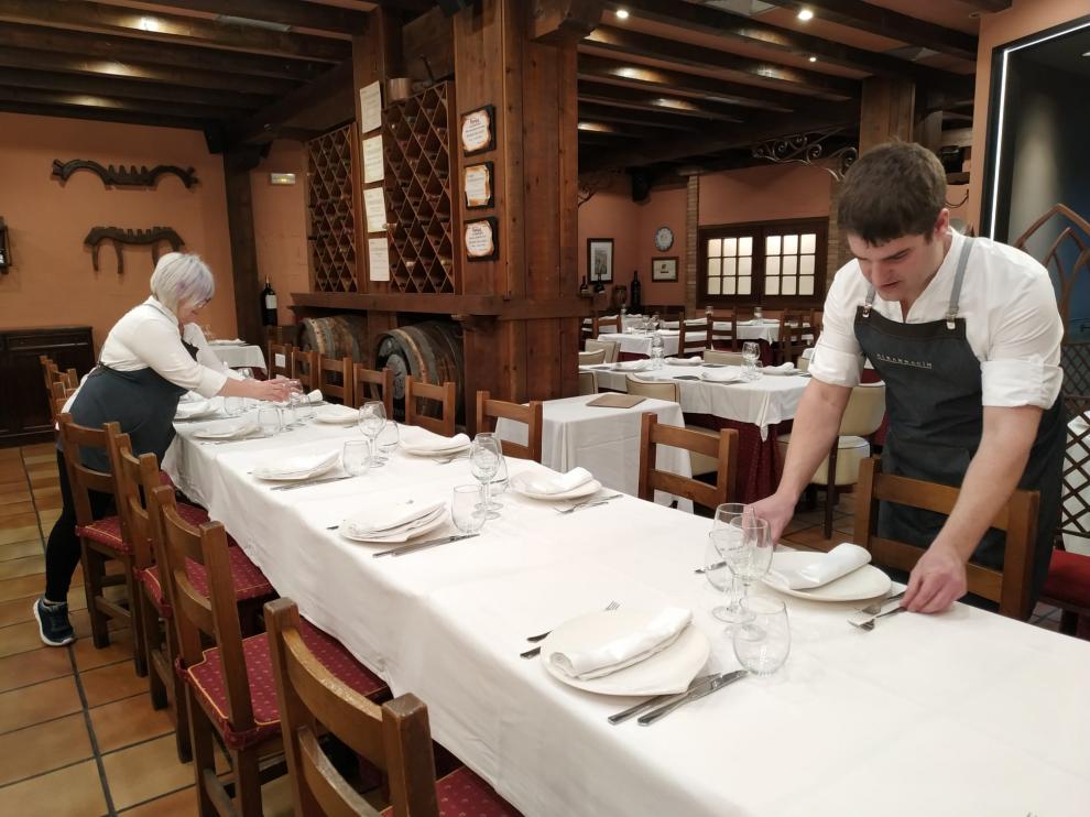 Preparativos de una cena de empresa en el restaurante Albarracín de Zaragoza.