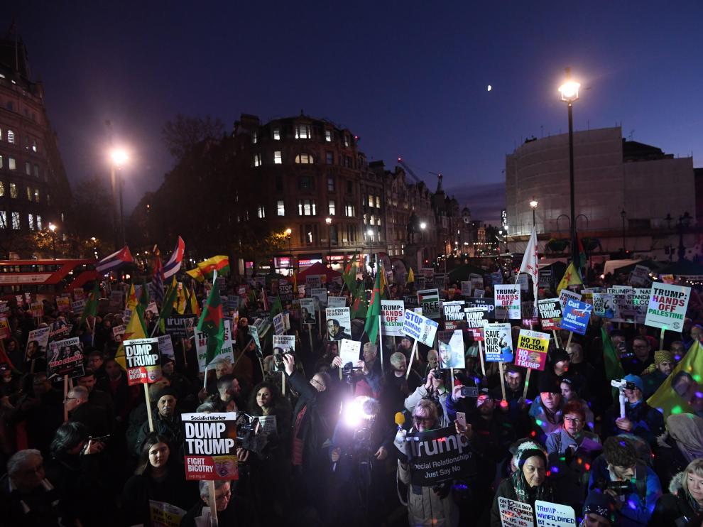 London (United Kingdom).- Protesters against the visit of US President Trump during a demonstration near Buckingham Palace on the first day of the NATO Summit in London, Britain, 03 December 2019. NATO countries' heads of states and governments gather in London for a two-day meeting. (Protestas, Reino Unido, Londres) EFE/EPA/FACUNDO ARRIZABALAGA *** Local Caption *** 54486492 Meeting of NATO Heads of State and Government London