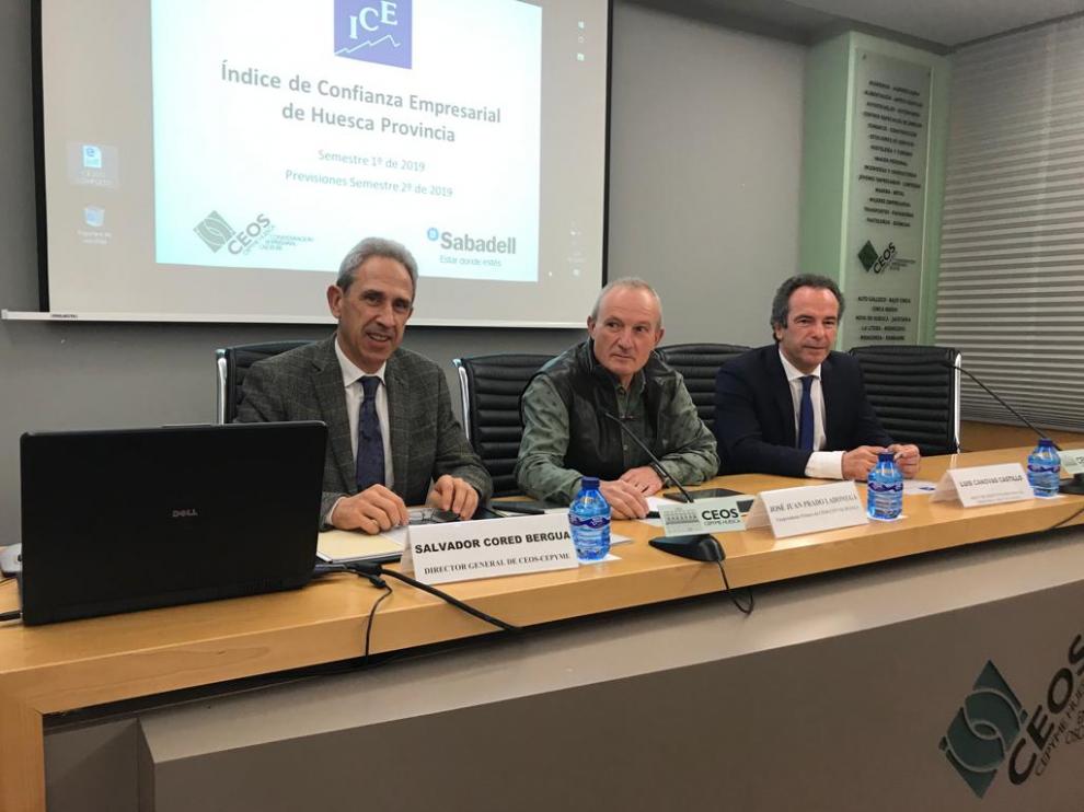 Salvador Cored, secretario general de CEOS, Juan José Prado, vicepresidente, y Luis Cánovas, del Banco Sabadell, en la presentación del último Índice de Confianza Empresarial de Huesca.
