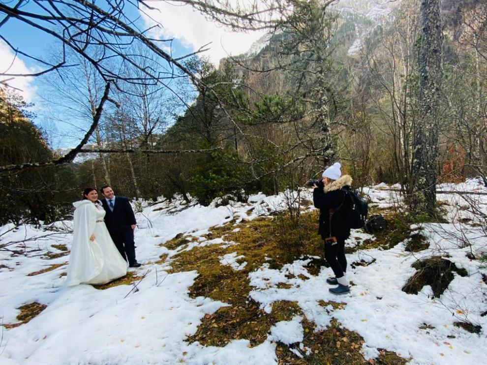 Sandra Ibáñez y Carlos Gómez posan para la fotógrafa Lourdes Gamero en una pradera nevada de Ordesa.