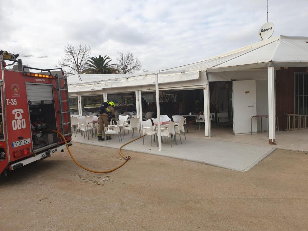 Una dotación de bomberos trabaja en la carpa municipal de Cuarte tras el incendio.