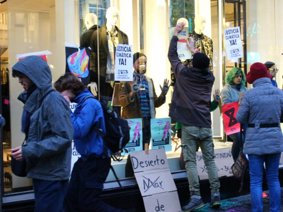Activistas en la puerta de Zara