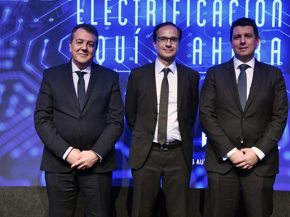 Los directivos de PSA Juan Antonio Muñoz Codina, Alexandre Guignard y Christophe Mandon en Madrid.