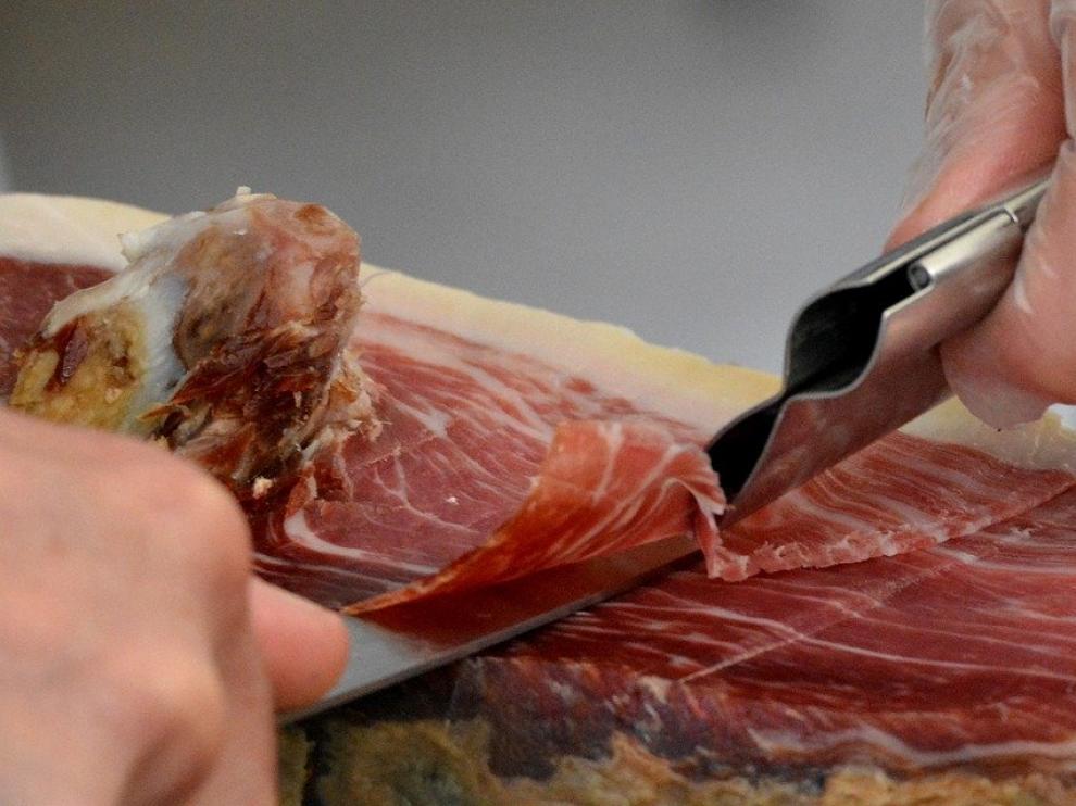 Cortar bien un jamón no es una tarea fácil.