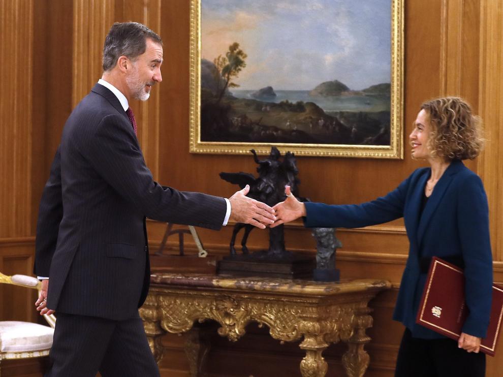 El rey Felipe VI y la presidenta del Congreso, Meritxell Batet, durante la audiencia hoy en el Palacio de La Zarzuela.