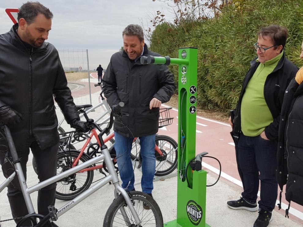 Inauguración de los primeros 1,5 kilómetros del carril bici que conectará La Puebla de Alfindén con Zaragoza.