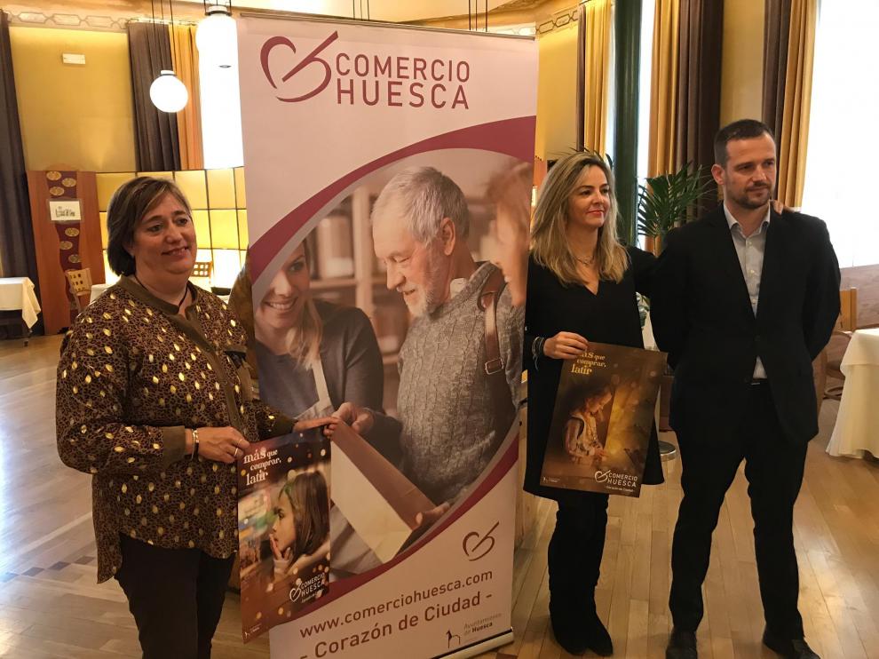 La concejala Rosa Gerbás, la presidenta de la Asociación de Comerciantes, Susana Lacostena, y el consultor Sergio Bernués, en el acto de presentación de la campaña de Navidad.