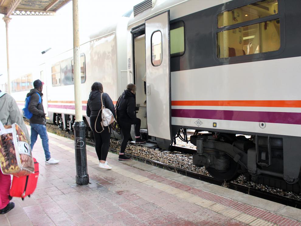 La estación de ferrocarril de Binéfar no facilita el acceso a personas con movilidad reducida
