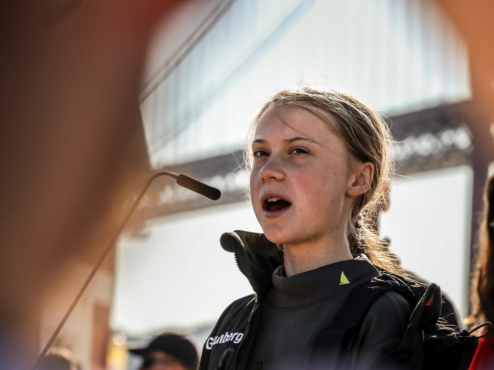 La joven activista sueca Greta Thunberg pronuncia un discurso a su llegada al muelle de Santo Amaro en Lisboa (Portugal)