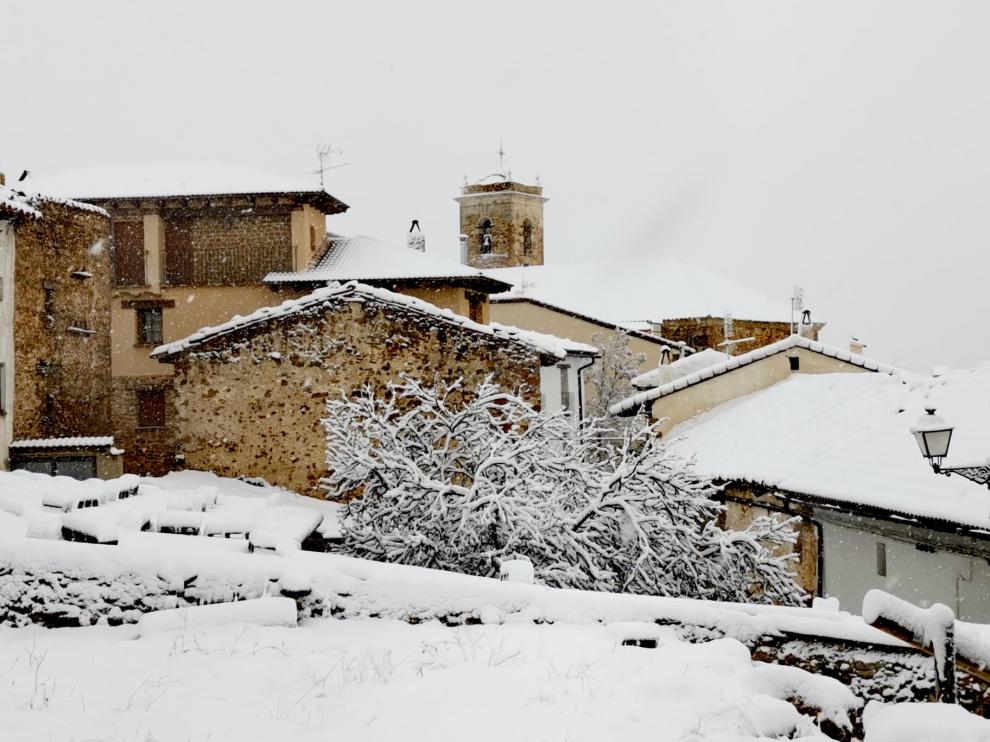 La nieve caída ha dejado estampas invernales muy bonitas y ha complicado la circulación