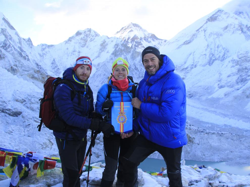 Los tres agentes de la Jefatura de la Policía Nacional de Aragón, durante su ascensión al Island Peak.