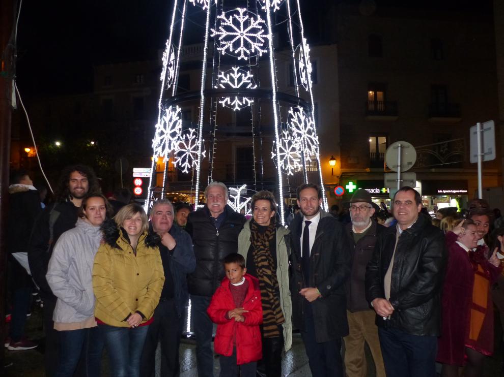 El exatleta olímpico Javier Moracho ha sido el encargado de encender este miércoles las luces de Navidad de Monzón.