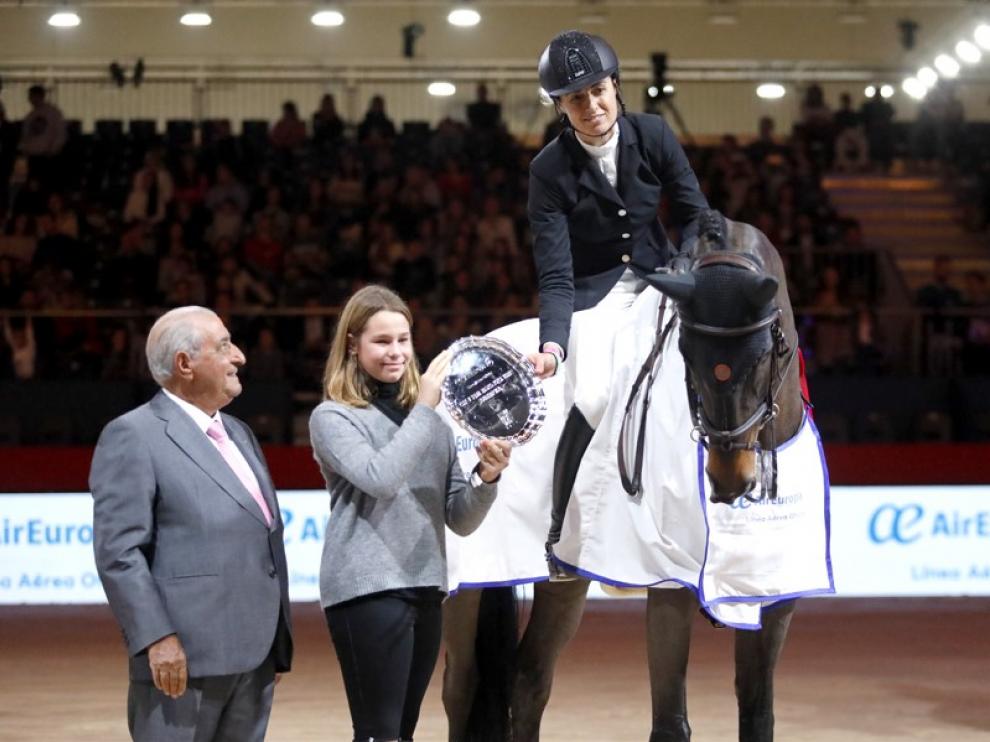 Pilar Cordón, montando a Seawillow, ganadora del Trofeo Air Europa en el CSI5*-W Ifema Madrid Horse Week