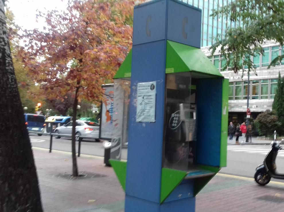 Una de las cabinas telefónicas de la Glorieta de Sasera de Zaragoza.